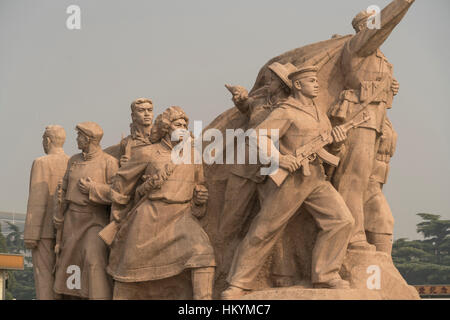 Un monumento di fronte al mausoleo di Mao, Pechino, Repubblica Popolare di Cina e Asia Foto Stock