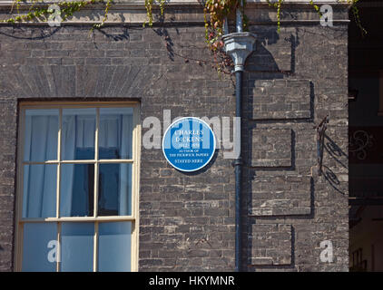 Lapide che ricorda Charles Dickens soggiorno sulla parete del Angel Hotel, Bury St Edmunds, Suffolk, Inghilterra Foto Stock