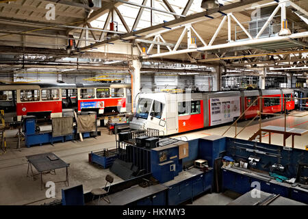 Praga, Repubblica Ceca - 17 settembre: la ricostruzione del tram Skoda 14T 'Elektra' in officina in Hostivar deposito il giorno delle porte aperte al pubblico di Praga Foto Stock