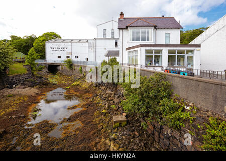 CARBOST, Scozia - Luglio 13: Talisker Distillery, solo distilleria di whisky sull'Isola di Skye sulla luglio 13, 2012 a Carbost, Scozia Foto Stock