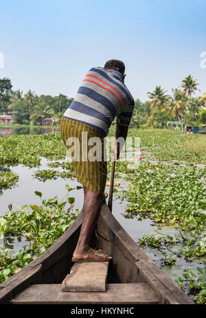 L'uomo pagaie barca in Kumarakom Kerala Backwaters, India Foto Stock