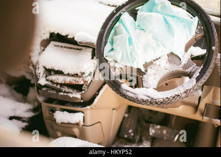 Incidente di automobile. Il salone si è schiantato auto coperti di neve. Sistema di sicurezza integrativo Foto Stock