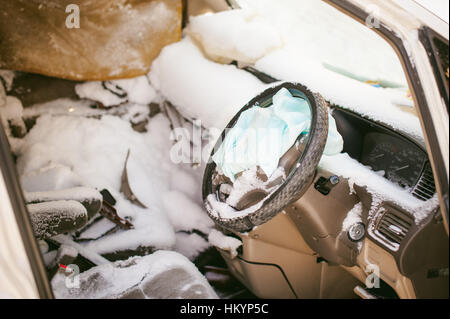 Incidente di automobile. Il salone si è schiantato auto coperti di neve. Sistema di sicurezza integrativo Foto Stock