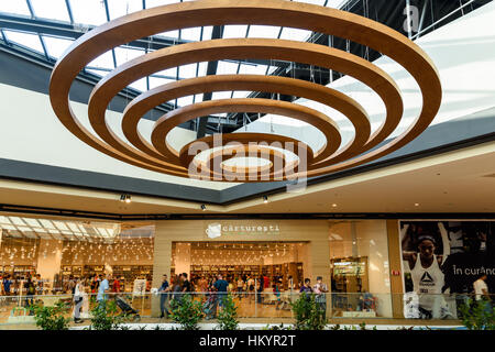 Bucarest, Romania - 01 settembre 2016: People Shopping per la Letteratura Libri in biblioteca Mall. Foto Stock