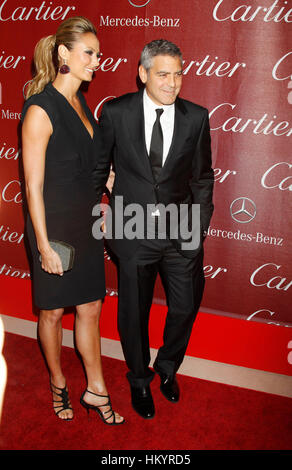 Stacy Keibler e George Clooney arrivare al Palm Springs Film Festival di Palm Springs, California, il 7 gennaio 2012. Foto di Francesco Specker Foto Stock