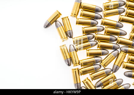 9mm bullet per pistola su sfondo bianco Foto Stock