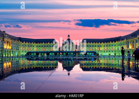 Tramvia in Place de la Bourse ,Bordeaux Foto Stock