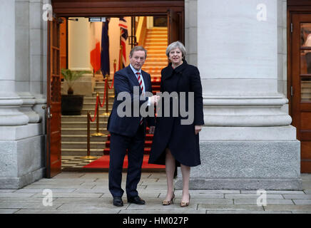 Il primo ministro Theresa Maggio (a destra) è salutato dal Taoiseach Enda Kenny come lei arriva a edifici del governo di Dublino, davanti a una conferenza stampa. Foto Stock