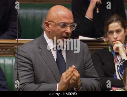 Il deputato conservatore Nadhim Zahawi risponde dopo che Boris Johnson ha fatto una dichiarazione alla Camera dei Comuni di Londra, Quando ha detto ai deputati che tutti i titolari di passaporto britannici sono i benvenuti a viaggiare negli Stati Uniti e l'ambasciata degli Stati Uniti ha assicurato che l'ordine esecutivo di Donald Trump non avrebbe fatto alcuna differenza nei confronti di qualsiasi titolare di passaporto britannico indipendentemente dal paese di nascita o dal fatto che detenga un altro passaporto. Foto Stock