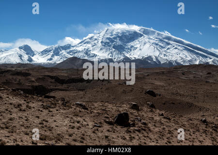 Monte Maztag ATA. Paesaggio intorno al lago Karakul, regione autonoma di Xinjiang, Cina. Foto Stock