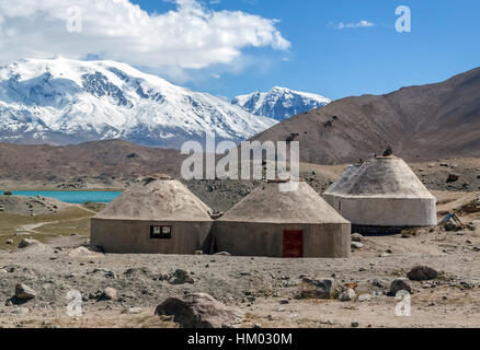 Yurta kirghisa fatta di mattoni, Karakoram Highway, Xinjiang, Cina. e il paesaggio intorno al lago Karakuli (lago è di 3.600 metri sopra il livello del mare, ai piedi o Foto Stock