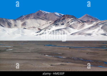 La gente del posto lo chiamava il lago Sand. È un deserto di alta montagna con un piccolo lago salato (lago Blungkol), Karakoram Highway. Xinjiang. Cina. Foto Stock