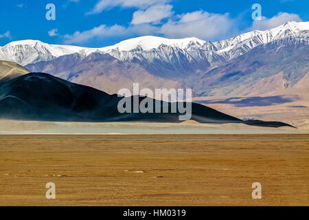 La gente del posto lo chiamava il lago Sand. È un deserto di alta montagna con un piccolo lago salato (lago Blungkol), Karakoram Highway. Xinjiang. Cina. Foto Stock