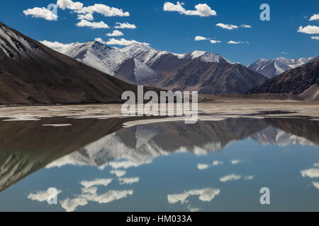 La gente del posto lo chiamava il lago Sand. È un deserto di alta montagna con un piccolo lago salato (lago Blungkol), Karakoram Highway. Xinjiang. Cina. Foto Stock