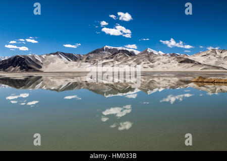 La gente del posto lo chiamava il lago Sand. È un deserto di alta montagna con un piccolo lago salato (lago Blungkol), Karakoram Highway. Xinjiang. Cina. Foto Stock