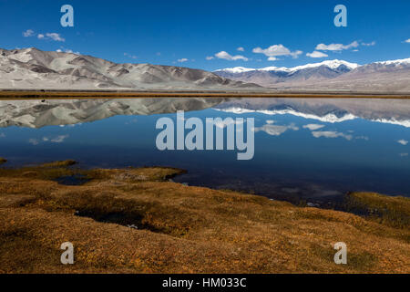 La gente del posto lo chiamava il lago Sand. È un deserto di alta montagna con un piccolo lago salato (lago Blungkol), Karakoram Highway. Xinjiang. Cina. Foto Stock