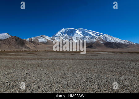 Muztagh ATA, o Muztagata dal lago Karakul sulla Karakoram Highway, regione autonoma di Xinjiang, Cina. Foto Stock