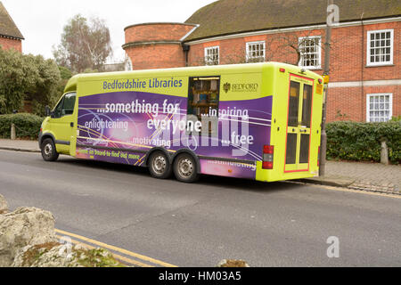 Libreria Mobile veicolo parcheggiato fuori alloggiamento assistita edificio in Bedford, Bedfordshire, Inghilterra Foto Stock