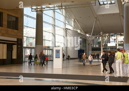 La gente lo shopping al Intu Milton Keynes shopping centre in corrispondenza del punto a Milton Keynes, Inghilterra Foto Stock