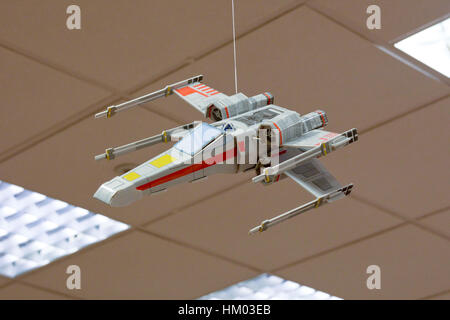 Star Wars X-Wing fighter modello pendente dal tetto in negozio Foto Stock