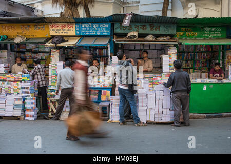 Le persone al College Street mercato librario, Kolkata (Calcutta), West Bengal, India. Foto Stock