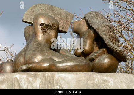 La conversazione (1985) da Nicolas Moreton fuori sul display al di fuori del Intu shopping center a Milton Keynes, Inghilterra Foto Stock