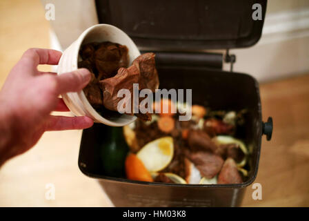 Usato teabags vengono messi in un alimento recycling bin, in una cucina nel nord di Londra. Stampa foto di associazione. Picture Data: domenica 29 gennaio, 2017. Foto di credito dovrebbe leggere: Yui Mok/PA FILO Foto Stock