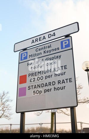 Segno indicante il parcheggio auto cariche nella zona D4 a Milton Keynes, Inghilterra Foto Stock