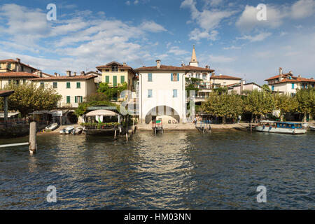 Isola dei Pescatori del Lago Maggiore vicino Stresa in Italia ha una vecchia comunità di pesca ed è ancora a casa di una cinquantina di persone Foto Stock