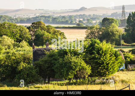 Tipico inglese nella tarda estate del paesaggio di dolci colline e campi coltivati nel Wiltshire, Regno Unito. Foto Stock