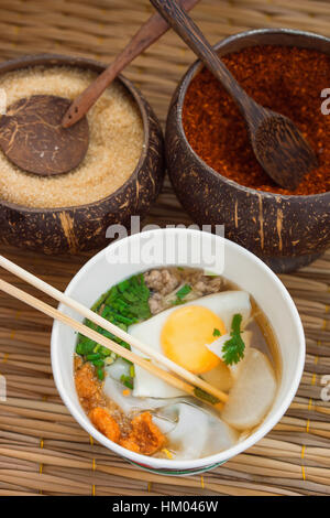 Cucina asiatica, zuppa di noodle all'uovo, spezie sullo sfondo Foto Stock