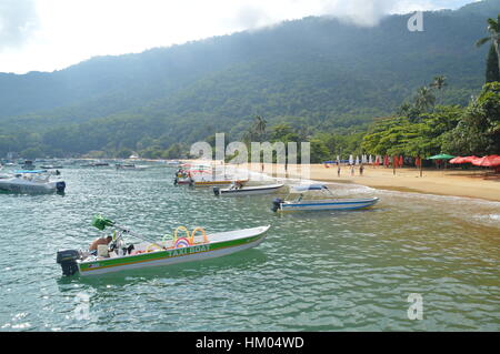 Barche minimo giacenti presso la spiaggia dell'isola di Ilha Grande, avendo una vista pittoresca, nello stato di Rio de Janeiro, Brasile, Sud America Foto Stock