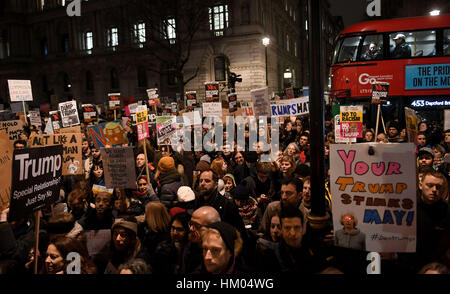 Popolo dimostrano durante una manifestazione di protesta a Downing Street nel centro di Londra contro il presidente statunitense Donald Trump's controverso divieto di viaggio per rifugiati e persone provenienti da sette principalmente i paesi musulmani. Foto Stock