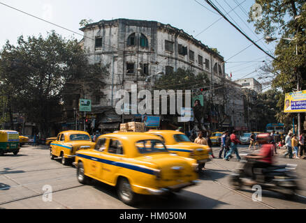 Ambasciatore giallo taxi velocità attraverso una giunzione in Kolkata (Calcutta), West Bengal, India. Foto Stock