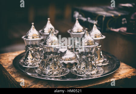 Vintage fatti a mano in rame tazze tè set Foto Stock
