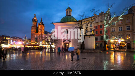 Chiesa di Sant'Adalberto e Basilica di Santa Maria, mercato di natale, piazza principale del mercato, Cracovia, Polonia Foto Stock