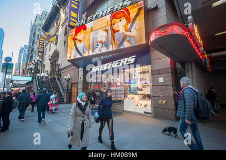 Un Skechers store in Times Square a New York il Mercoledì, 25 gennaio 2017. Skechers ha presentato una petizione con la versione di prova di brevetto e Ricorsi per invalidare due di Nike per il brevetti. Lat anno Nike ha presentato una querela contro Skechers sostenendo che le scarpe viola di Nike brevetti. (© Richard B. Levine) Foto Stock