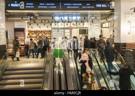 Gli amanti dello shopping nel nuovo Whole Foods Market di fronte Bryant Park di New York il giorno di apertura Sabato, 28 gennaio 2017. Il negozio di Midtown Manhattan è la catena di undicesima store per aprire in città. Il negozio dispone di una vasta selezione di cibi preparati da un gruppo eterogeneo di fornitori all'interno del negozio. (© Richard B. Levine) Foto Stock