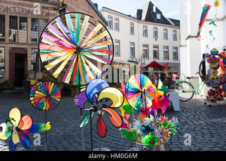 XANTEN, Germania - 07 settembre 2016: whirligigs colorati in contrasto con lo sfondo di una strada per lo shopping Foto Stock