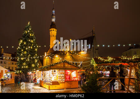 TALLINN, Estonia - 20 dic 2015. Mercatino di Natale in piazza del municipio della Città Vecchia, le persone che si godono le vacanze Foto Stock
