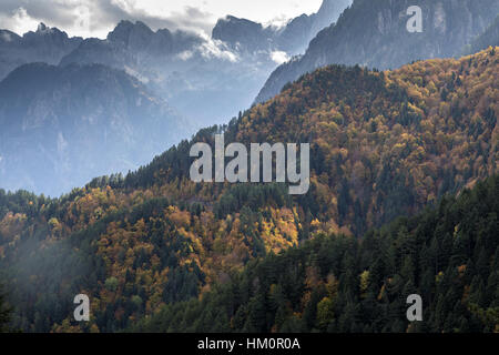 I pendii boscosi di Trapezitsa, in autunno con il Monte Timfi al di là; Vikos-Aoös National Park, Zagoria, Grecia del nord Foto Stock