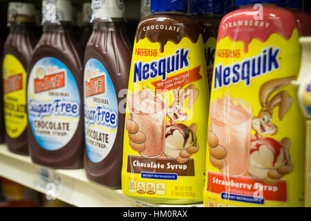 Nestlé latte nesquik aroma in cioccolato e fragola è visto su uno scaffale  di supermercato in New York Foto stock - Alamy