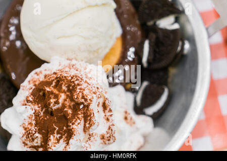 Gelato alla crema con pancake e cioccolato Foto Stock