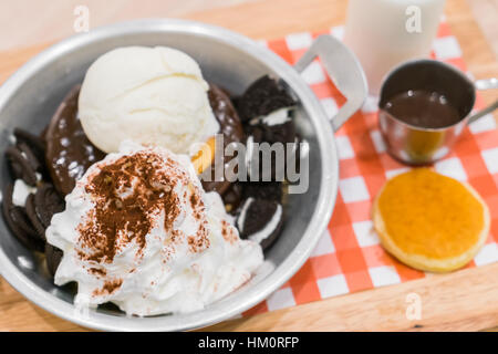 Gelato alla crema con pancake e cioccolato Foto Stock