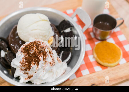 Gelato alla crema con pancake e cioccolato Foto Stock