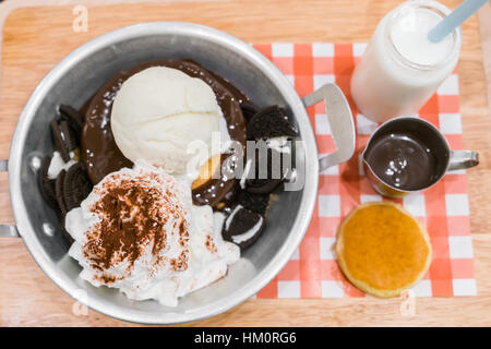 Gelato alla crema con pancake e cioccolato Foto Stock