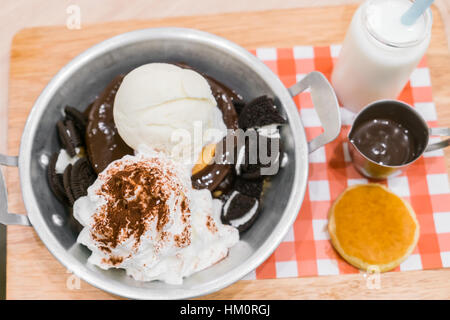Gelato alla crema con pancake e cioccolato Foto Stock
