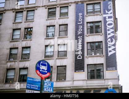 Un segno annuncia la posizione di un WeWork co-working space location in New York lunedì, 30 gennaio 2017. WeWork è segnalata per la preparazione di un'offerta pubblica iniziale. (© Richard B. Levine) Foto Stock