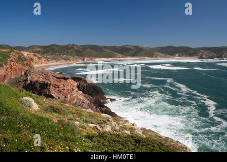 Vista sulla Spiaggia Amado, Algarve, PORTOGALLO Foto Stock