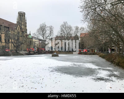 Stuttgart, Germania - 25 Gennaio 2017: il corpo dei vigili del fuoco di Stoccarda è condurre un esercizio di salvataggio di un uomo la rottura in un lago ghiacciato in inverno Foto Stock